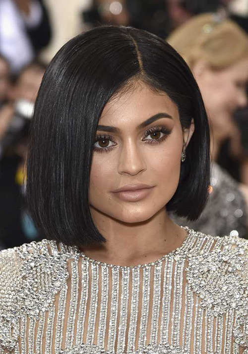 Kylie Jenner với mái tóc bob được cắt cụp, không mái và vén so le.