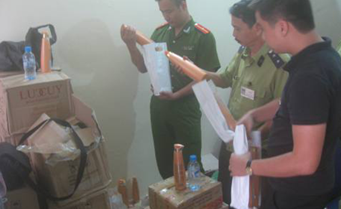 Lực lượng chức năng kiểm đếm số mỹ phẩm “đa” xuất xứ“