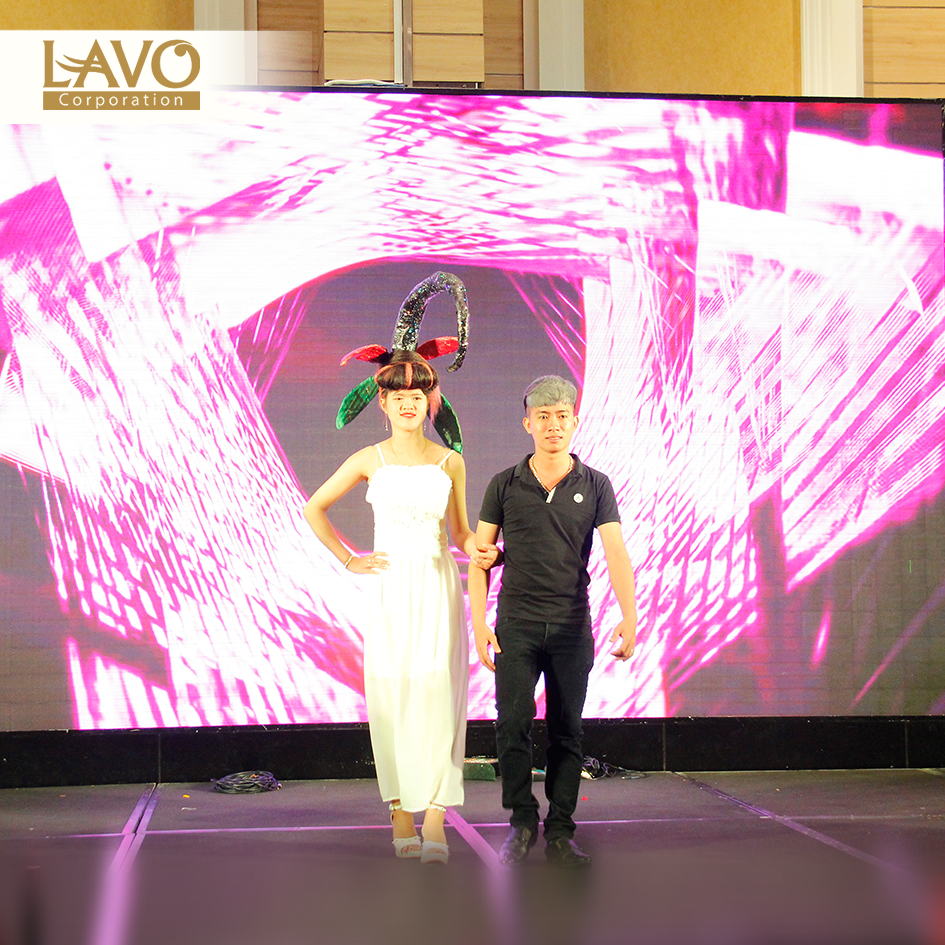 Trình diễn BST tóc đầy sáng tạo từ các nhà tạo mẫu tóc.