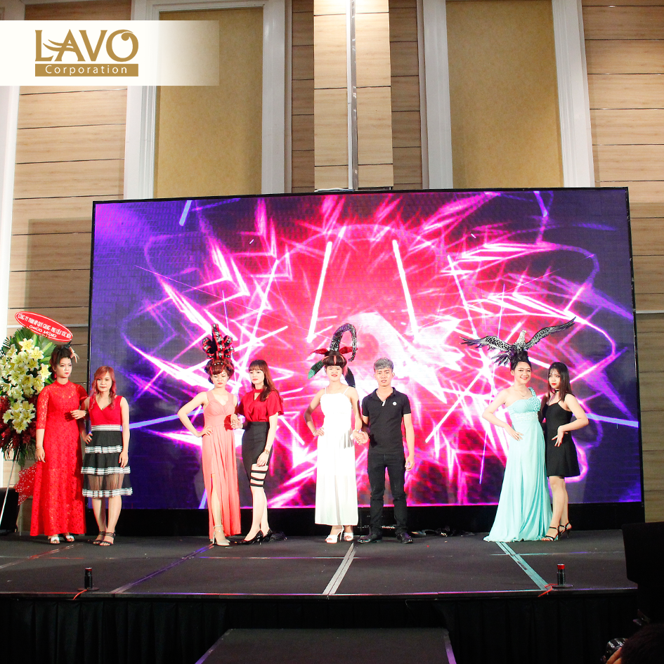 Trình diễn BST tóc đầy sáng tạo từ các nhà tạo mẫu tóc.