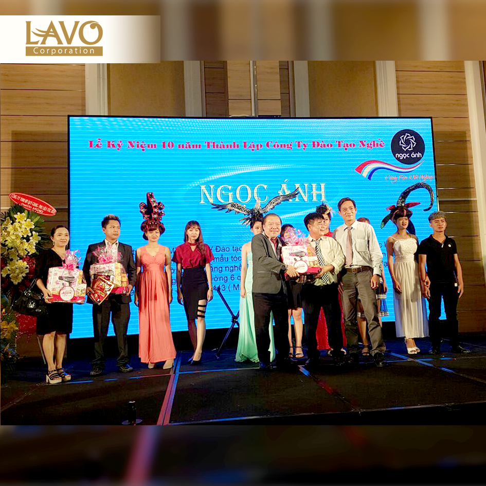 Trao quà cho Ông. Tạ Thế Đạt (P.GĐ Trường dạy nghề tóc & thẩm mỹ Ngọc Ánh).