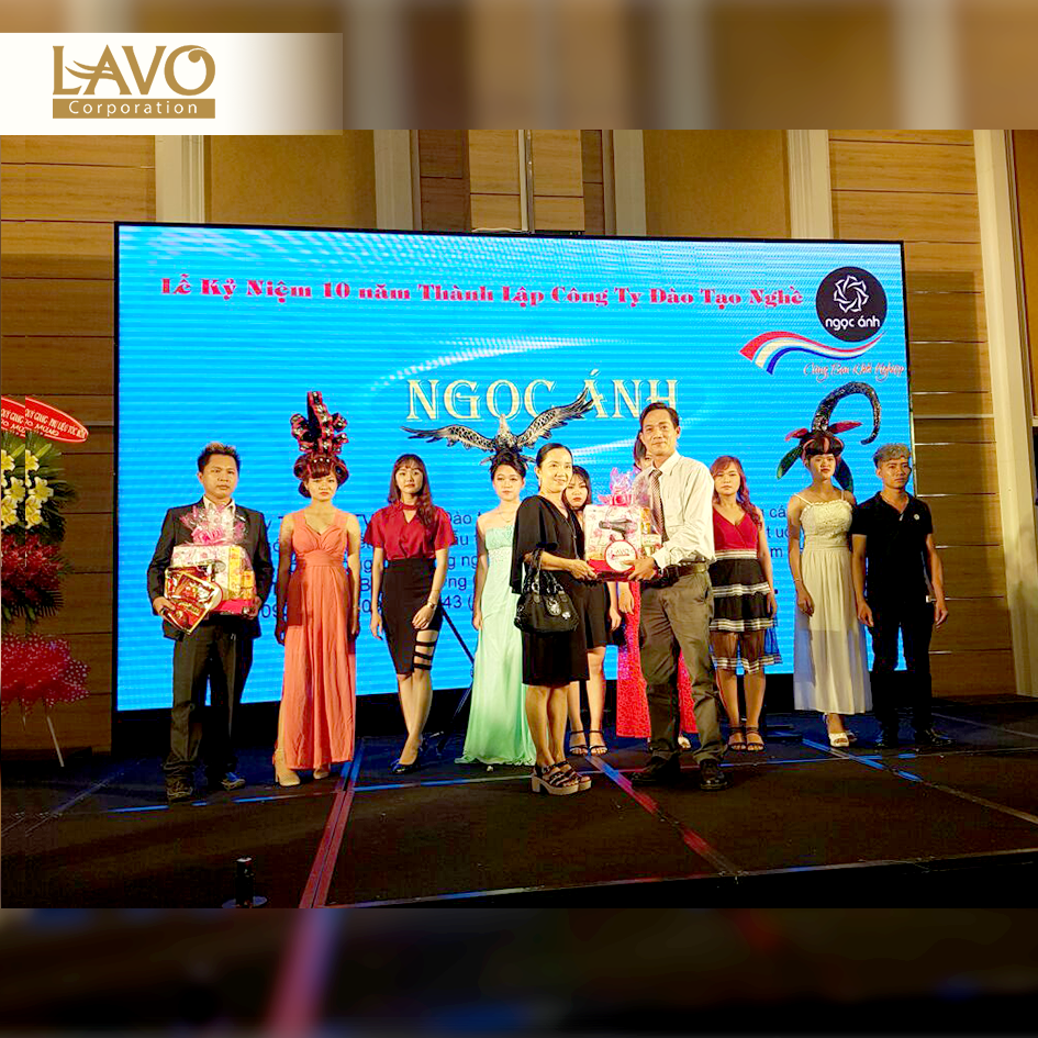 Ông. Trần Lê Minh Khoa (TP Kinh doanh Kênh Salon TP.HCM) – Đại diện công ty cổ phần LAVO trao quà cho Bà. Ngọc Ánh (GĐ Trường dạy nghề tóc & thẩm mỹ Ngọc Ánh).