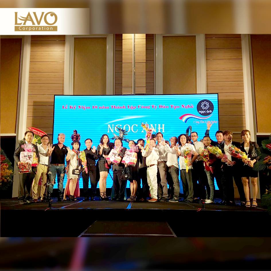 Ban tổ chức, nhà tài trợ cùng các nhà tạo mẫu tóc chụp hình lưu niệm trước khi bế mạc chương trình.