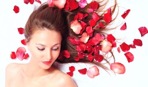 BÍ QUYẾT DƯỠNG TÓC ĐẸP VỚI NƯỚC HOA HỒNG