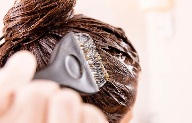 Nếu da đầu nhạy cảm và tóc quá yếu bạn nên tránh cho thuốc nhuộm dính vào chân tóc