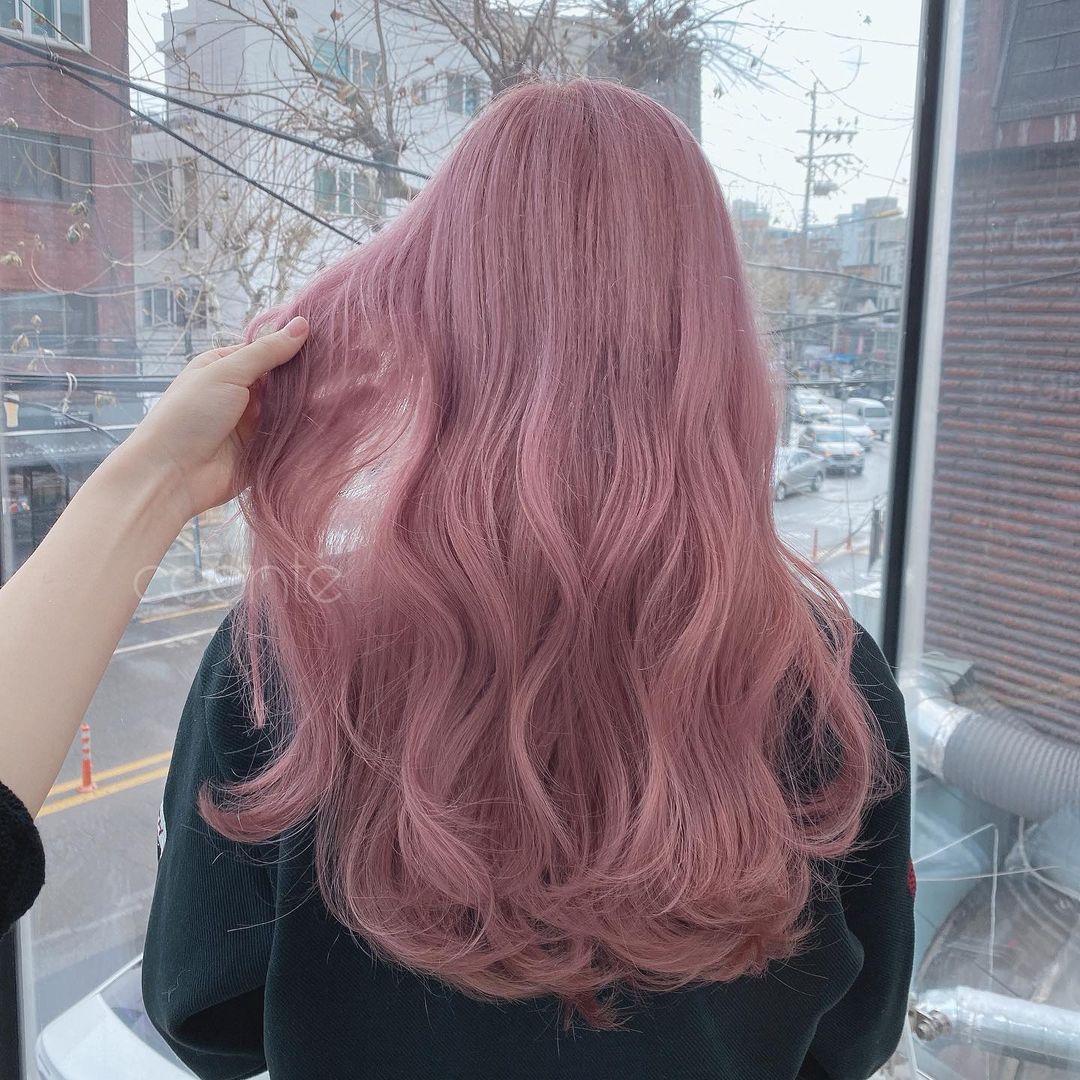 Màu tóc nhuộm hồng khói khiến nhiều bạn gái rần rần vì vẻ đẹp siêu cool  ngầu là màu tóc hồng khói Đây là màu tóc hòa quyện giữa nhuộm tóc màu