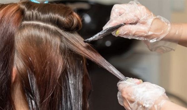 Đeo bao tay khi nhuộm tóc để bảo vệ làn da của bạn