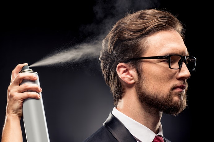 Xịt keo tạo kiểu để giữ nếp tóc uốn phồng được lâu hơn
