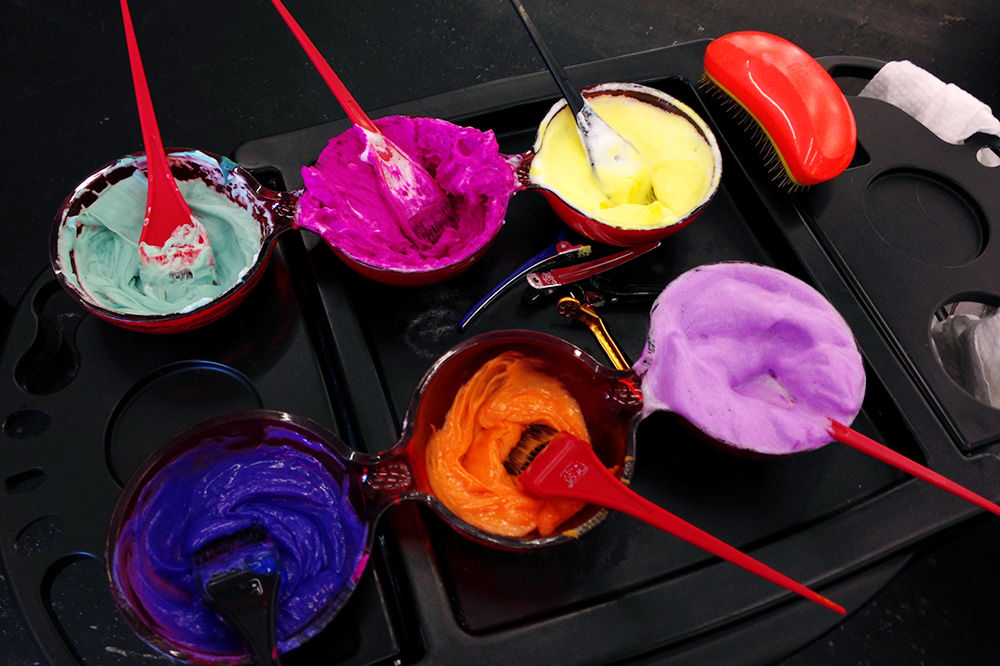 Đa số các loại thuốc nhuộm thường chứa amoniac có mùi hắc khó chịu