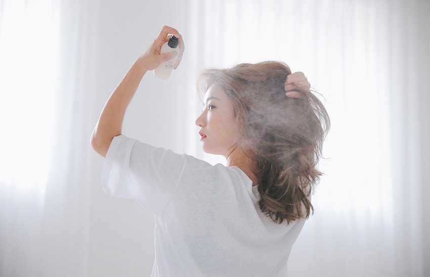 Xịt dưỡng bảo vệ tóc trước khi uốn tóc
