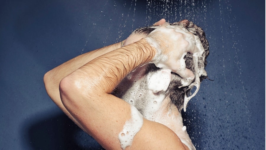 Gội đầu bằng nước ấm sau đó gội lại bằng nước lạnh để làm sạch tóc