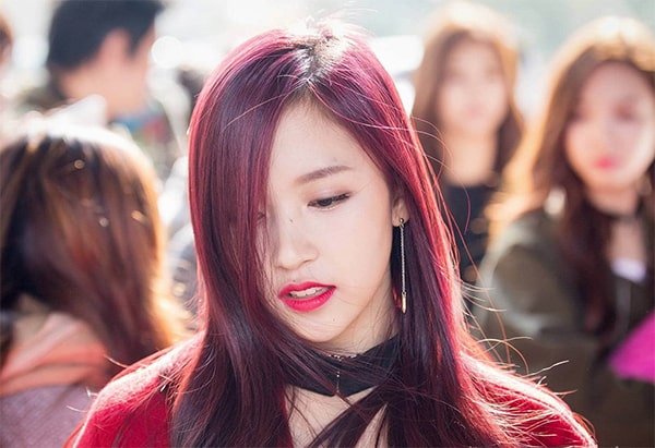 Mái tóc đỏ tím lấp lánh dưới ánh nắng