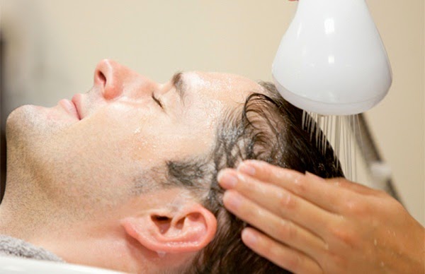 Làm sạch da đầu với dầu gội sẽ giúp loại bỏ tốt sáp tạo kiểu