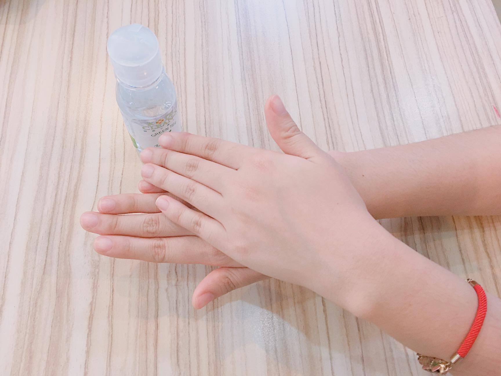 Thoa dung dịch trên tay ít nhất 20 giây