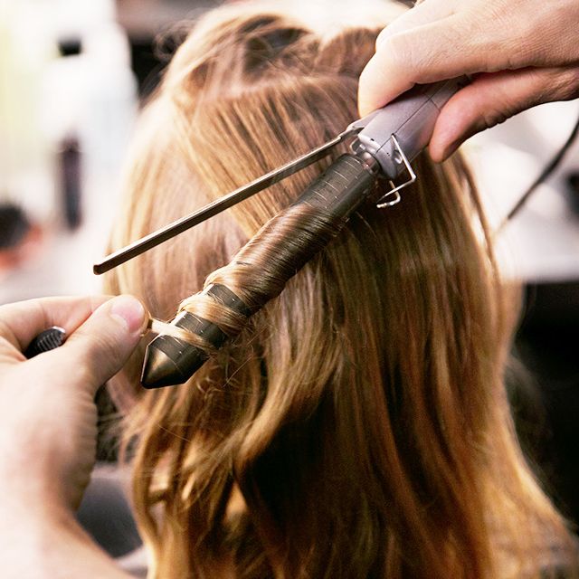 Sử dụng công cụ tạo kiểu tóc quá nhiều khiến tóc mất ẩm và khô xơ