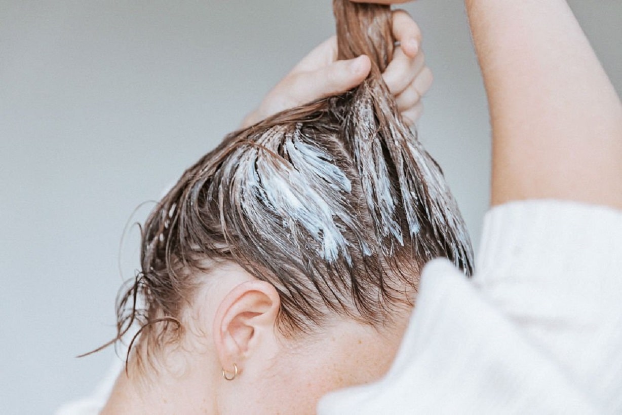Vì sao nên sử dụng dầu xả giữ màu tóc khi nhuộm
