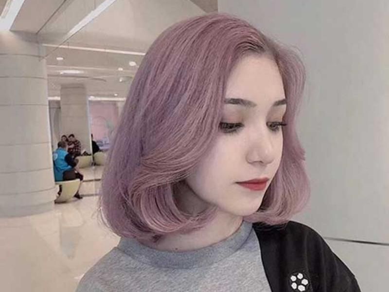 Không cần phải đến tiệm làm tóc, bạn cũng có thể sở hữu mái tóc màu tím sữa cực đẹp với thuốc nhuộm tóc tại nhà từ BigBuy